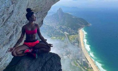 Aline Riscado impressiona fãs com foto radical no alto do Rio de Janeiro