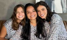 Bruna Marquezine posa com mãe e irmã e brinca com semelhança: 'ctrl+c/ctrl+v'