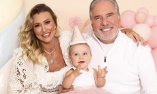 Ana Paula Siebert e Roberto Justus comemoram o primeiro aniversário da filha