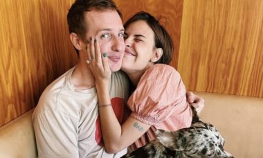 Filha caçula de Demi Moore e Bruce Willis anuncia noivado com cineasta