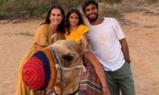 Deborah Secco curte deserto com a família após viagem às Maldivas