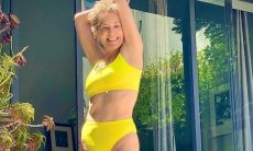 Aos 63 anos, Sharon Stone posa de biquíni curtindo dia de sol: 'feliz verão'