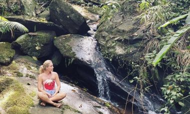 Angélica faz meditação ao lado de cachoeira: "Conexão com nosso ser interior"
