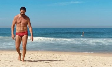 José Loreto posa de sunga na praia e reflete: "O mar é poderoso"