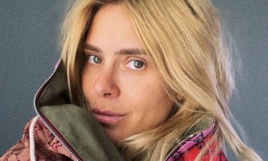 Carolina Dieckmann "rouba" casaco de R$ 15 mil do amigo: "Não pretendo devolver"