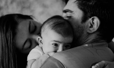 Marcelo Adnet e Patrícia Cardoso celebram os seis meses da filha