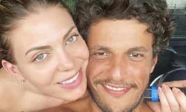 Sheila Mello troca beijos com o namorado, Feijão, nas redes sociais; confira