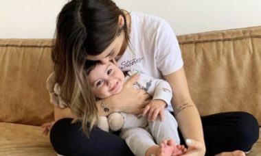 Sthefany Brito compartilha foto sorridente do filho e se derrete: "Não tenho estrutura"