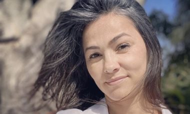 Suzana Alves exibe cabelos brancos e rebate: "Sou chamada de coroa"