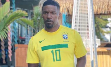 Jamie Foxx posa com a camisa da seleção brasileira e cita Pelé. Foto: Reprodução Instagram