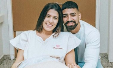 Dilsinho posa com a esposa em maternidade e celebra: 'vem filha'