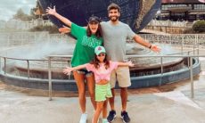 Deborah Secco curte parque em Orlando com marido e filha: 'feliz'