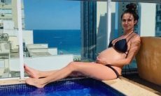Nanda Costa exibe gravidez em clique curtindo dia de sol em piscina