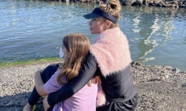 Grazi Massafera compartilha foto com a filha e se derrete: "Companheira da vida todinha"