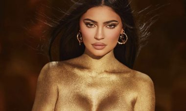 Kylie Jenner faz topless pintada de dourado para seu aniversário de 24 anos