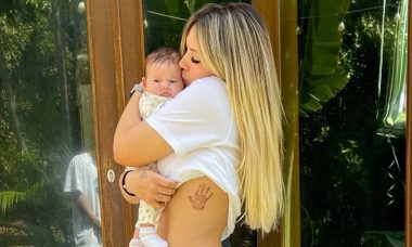 Virgínia posa com a filha e revela tatuagem em homenagem a pequena
