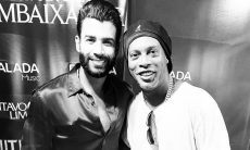 Gusttavo Lima posa com Ronaldinho Gaúcho em Miami: 'que honra'