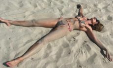 Luciana Gimenez lamenta fim das férias com clique divertido na areia