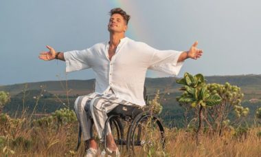 Fernando Fernandes rebate mensagem capacitista: "A 'cadeira' venceu"