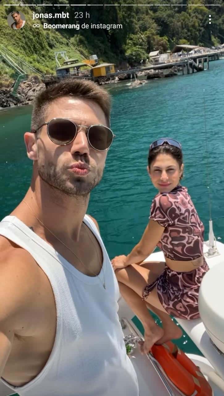 Mari Gonzalez e o marido curtem passeio de barco em viagem pela Bahia (Foto: Reprodução/Instagram)