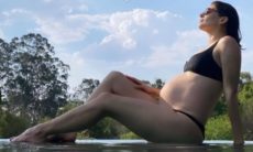 Monica Benini posa de biquíni exibindo barrigão da reta final da gravidez