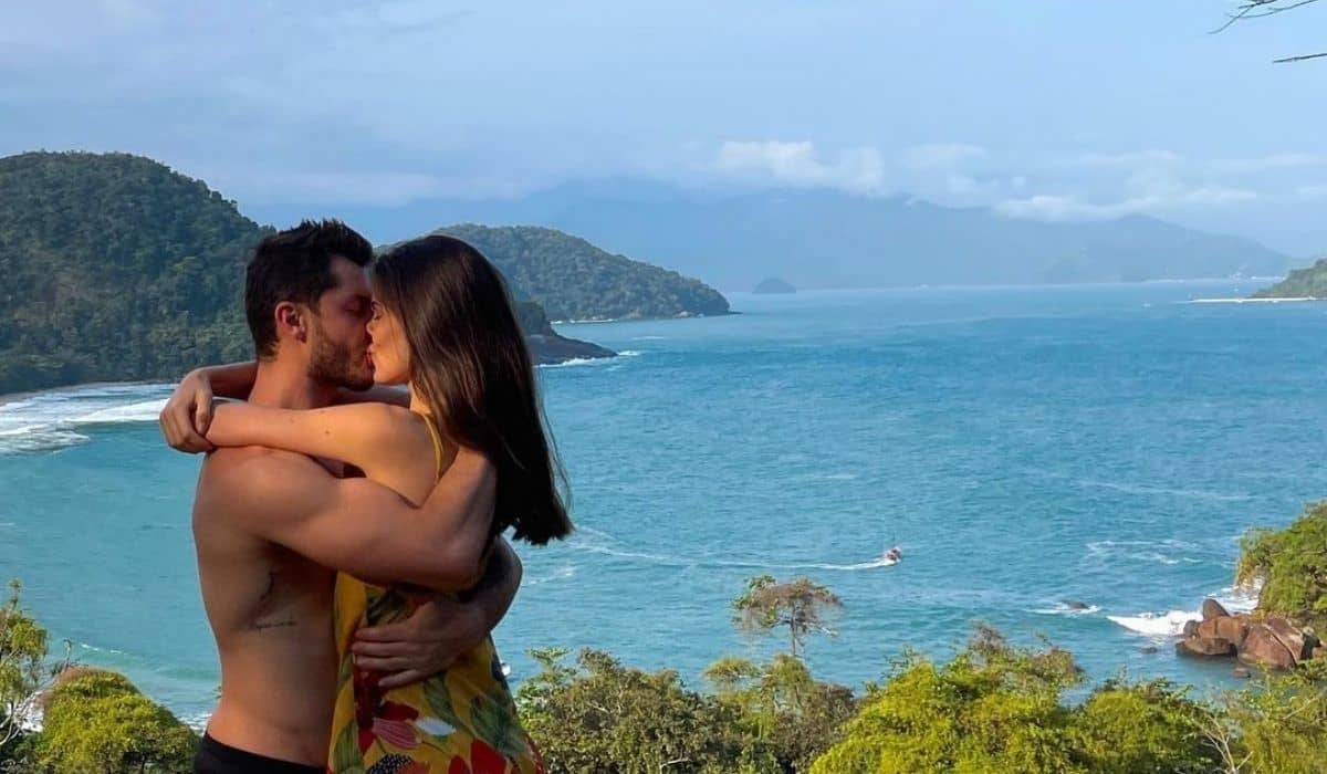 Camila Queiroz e Klebber Toledo curtem viagem ao litoral de SP: 'incrível'