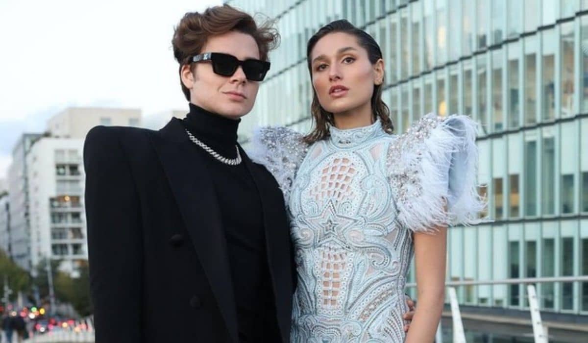 Sasha e marido posam com looks poderosos na semana de moda de Paris