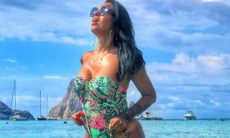 Ariadna Arantes exibe tatuagem ao posar no mar durante viagem à Ibiza