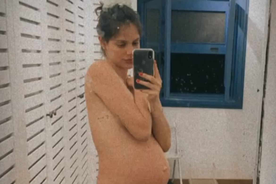 Laura Neiva posa topless e celebra 8 meses de gravidez
