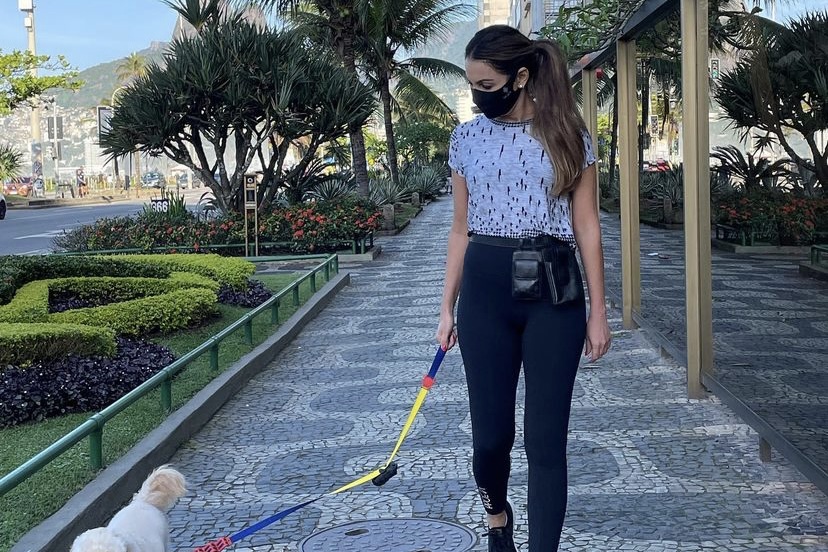 Após cirurgia de emergência, Patrícia Poeta passeia com cachorro: "Liberada pra andar"