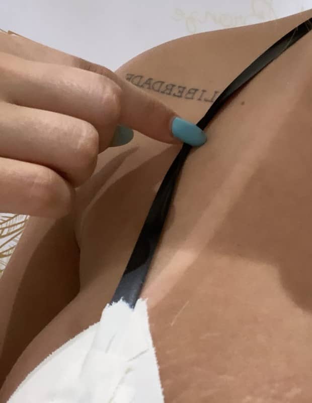 Viih Tube exibe marquinha ao se bronzear com biquíni de fita (Foto: Reprodução/Instagram)