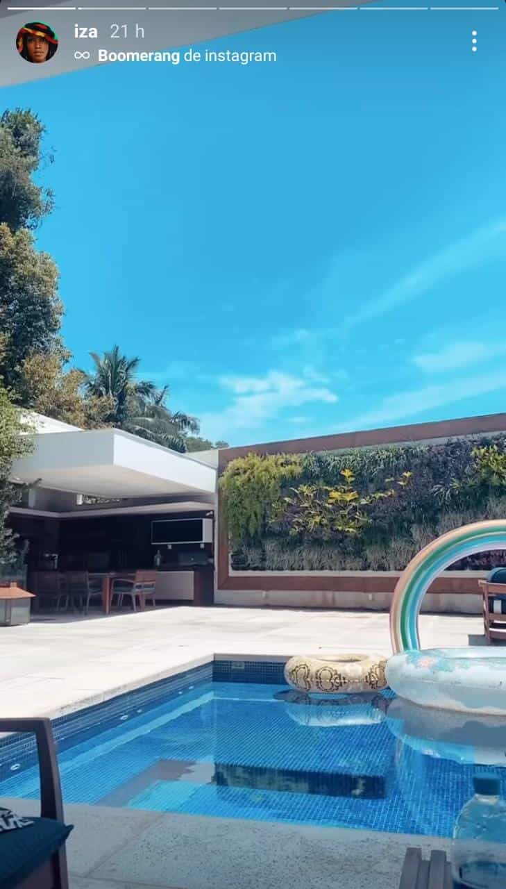 De biquíni, IZA curte ensolarado na piscina de sua mansão: 'sol do nada' (Foto: Reprodução/Instagram)