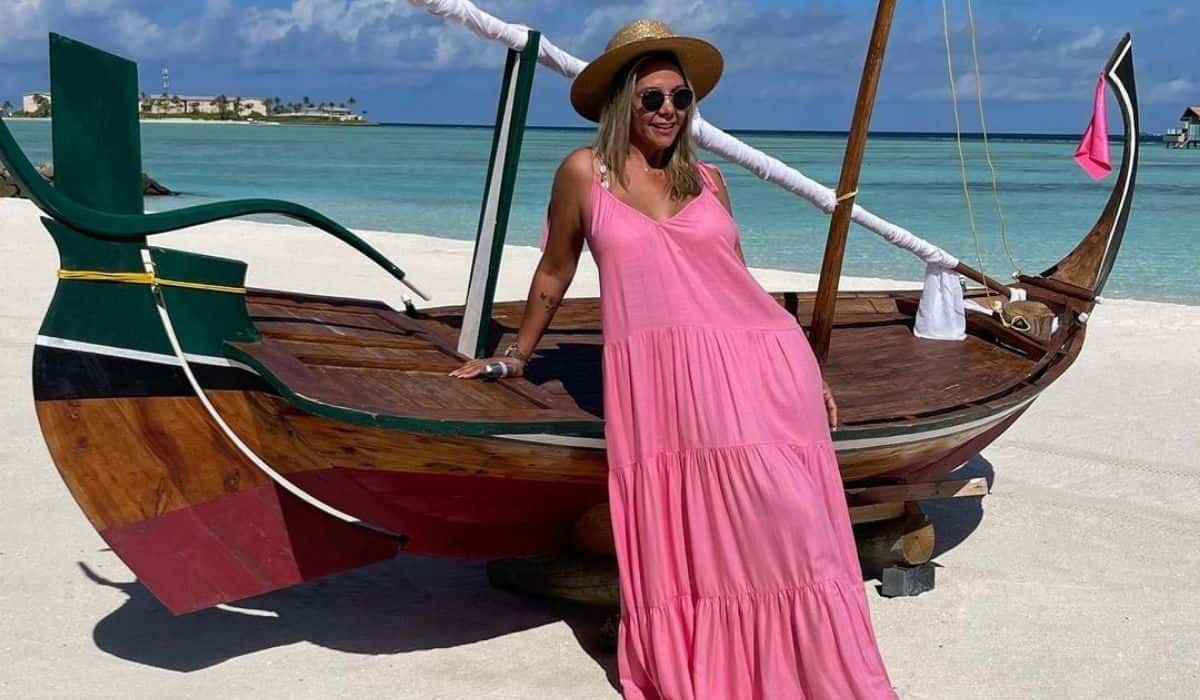 Carla Perez posa de vestido rosa durante viagem nas Maldivas: 'perfeita'