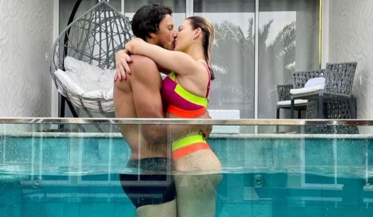 Sheila Mello posa com namorado em piscina: 'esse moreno do meu lado'