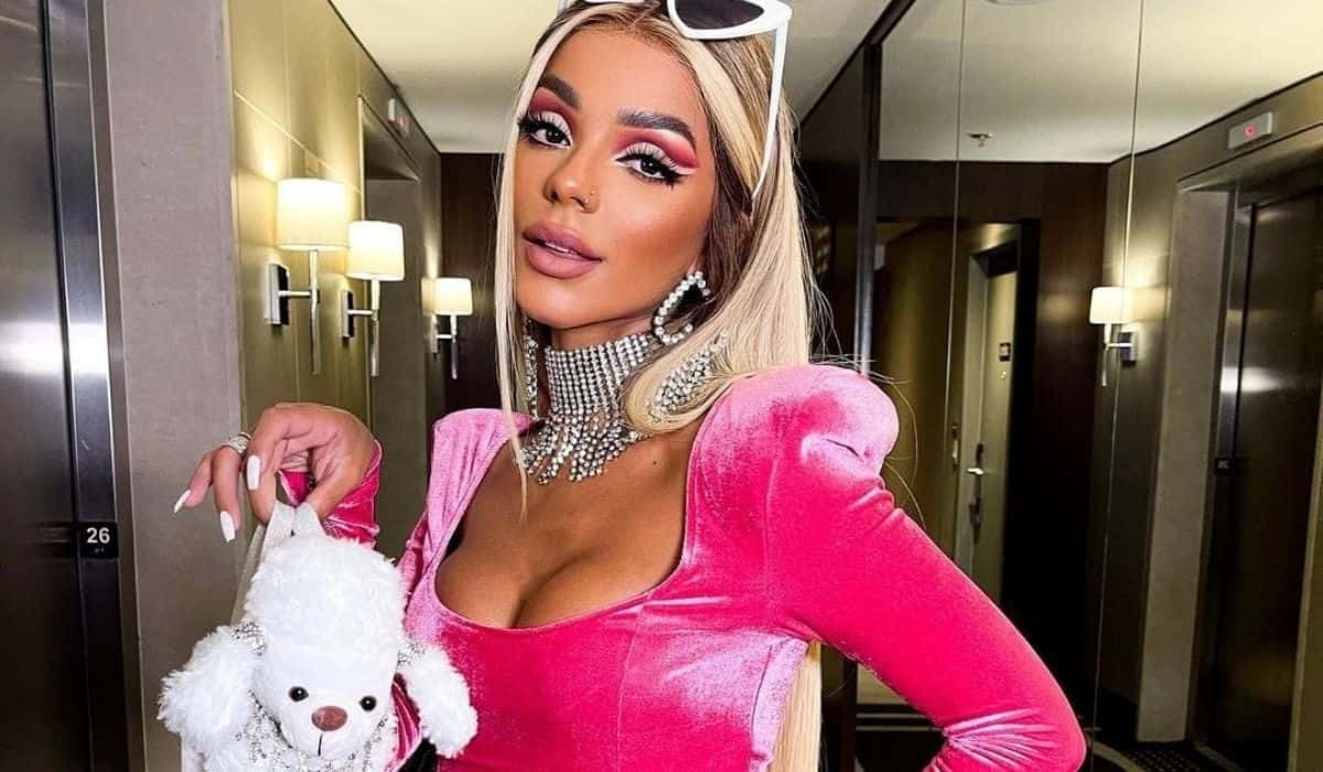 Brunna Gonçalves vira boneca 'Barbie' em fantasia de festa de Halloween