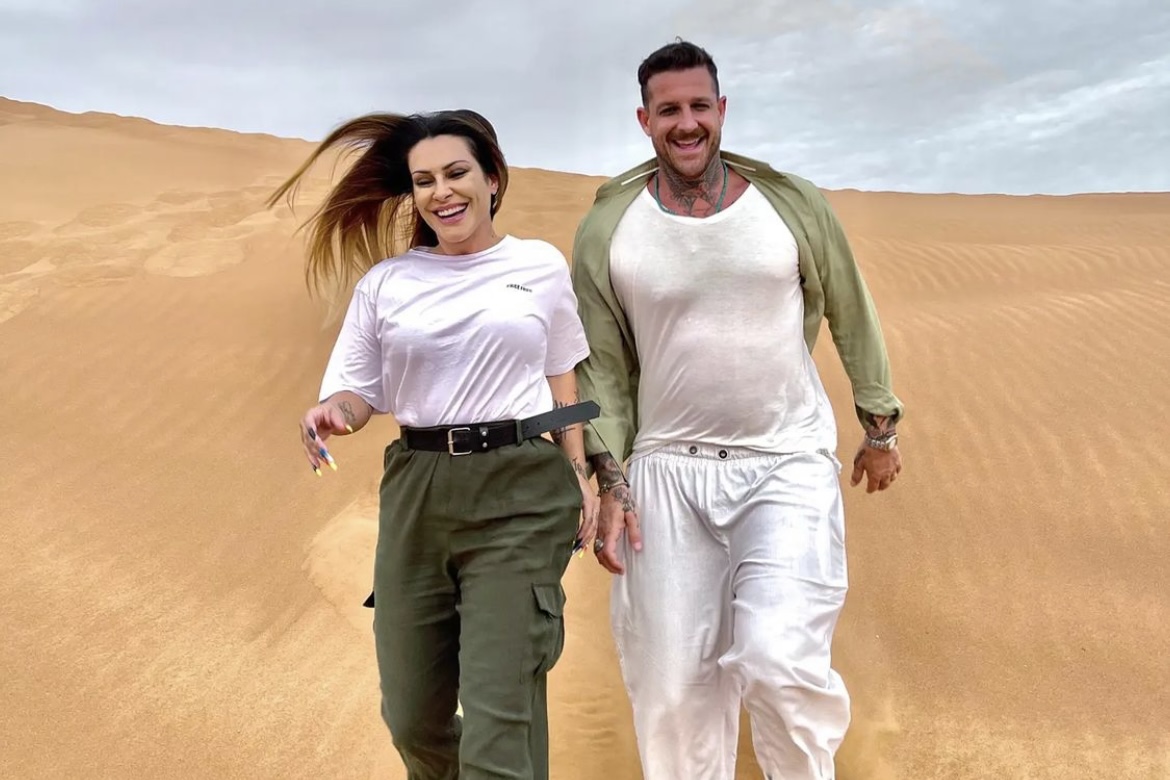 Cleo combina look com o marido para passeio em Dubai