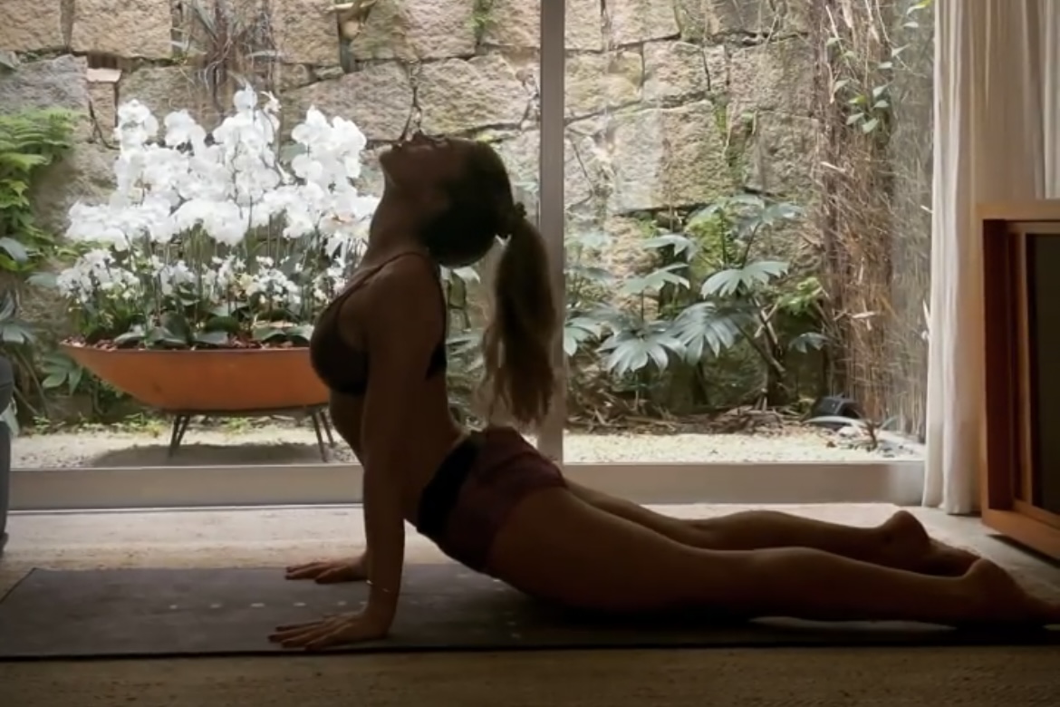 Grazi Massafera impressiona com elasticidade em vídeo de yoga