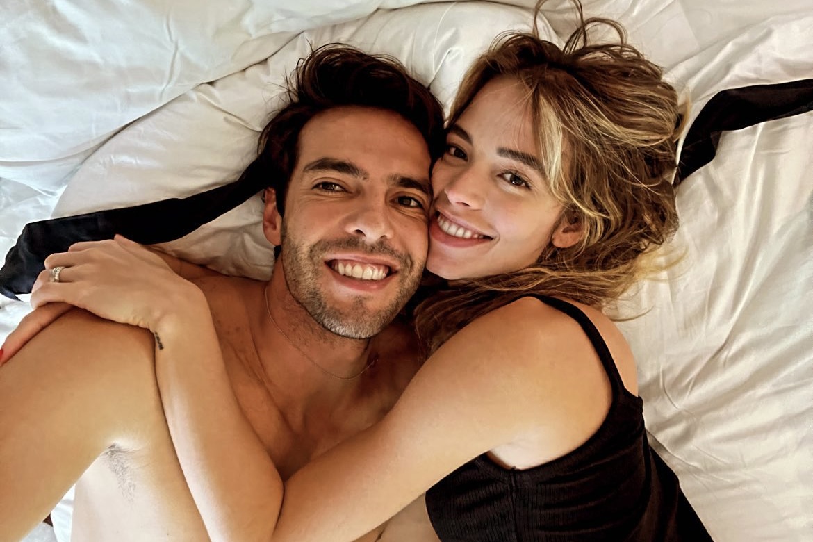 Após polêmicas com ex, Kaká posa com esposa na cama: "Seguros, verdadeiros"