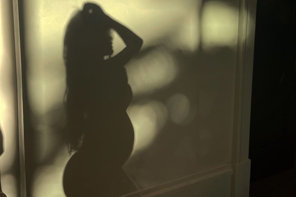 Kylie Jenner exibe silhueta de barriga de gravidez: "Crescendo"