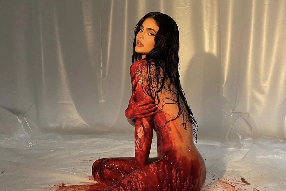 Kylie Jenner posta fotos coberta de sangue falso e fãs brincam: "Menstruação"
