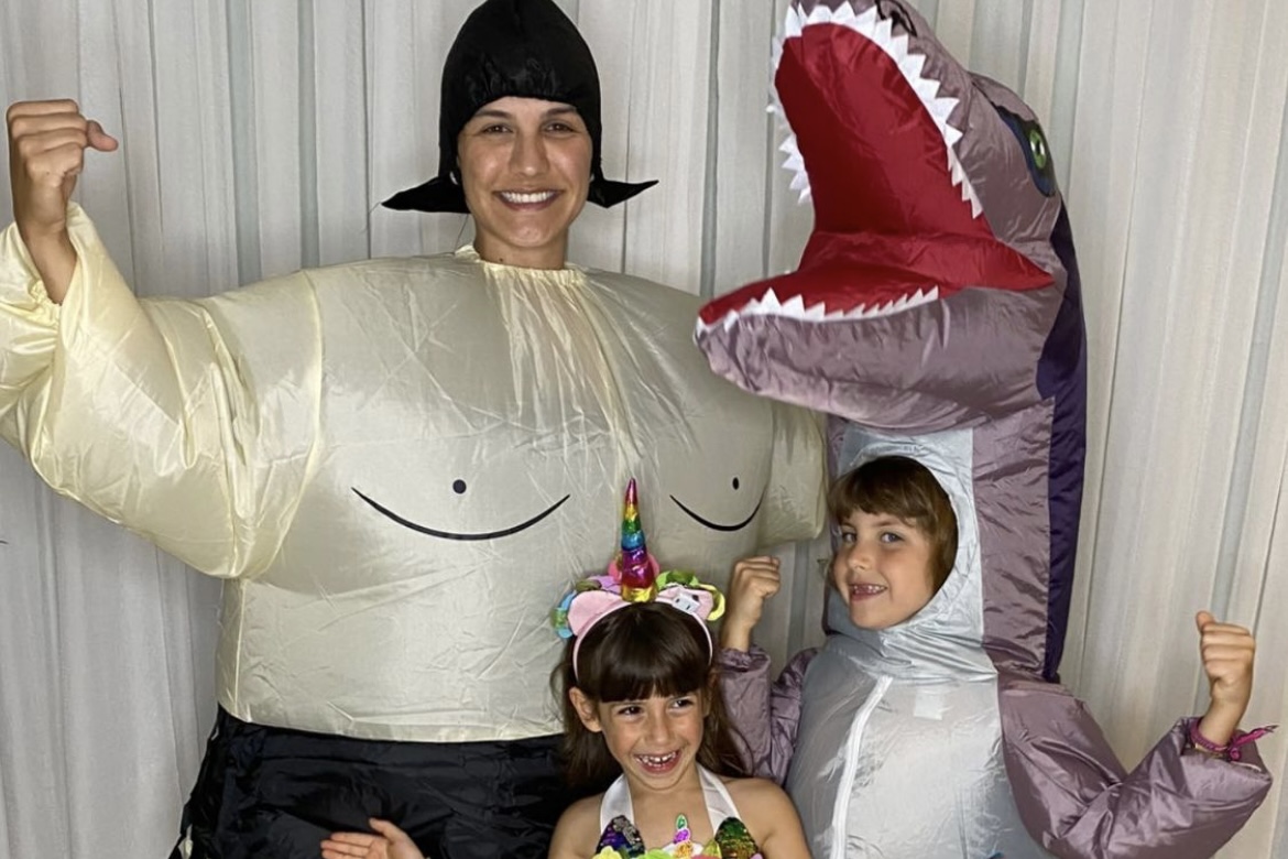 Kyra Gracie aparece vestida de lutadora de sumô para Halloween com as filhas