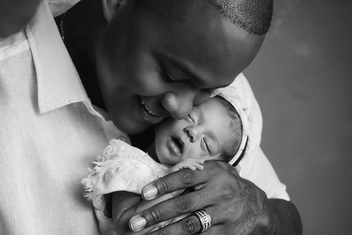 Léo Santana celebra primeiro mês de vida da filha: "Papai ama tanto"