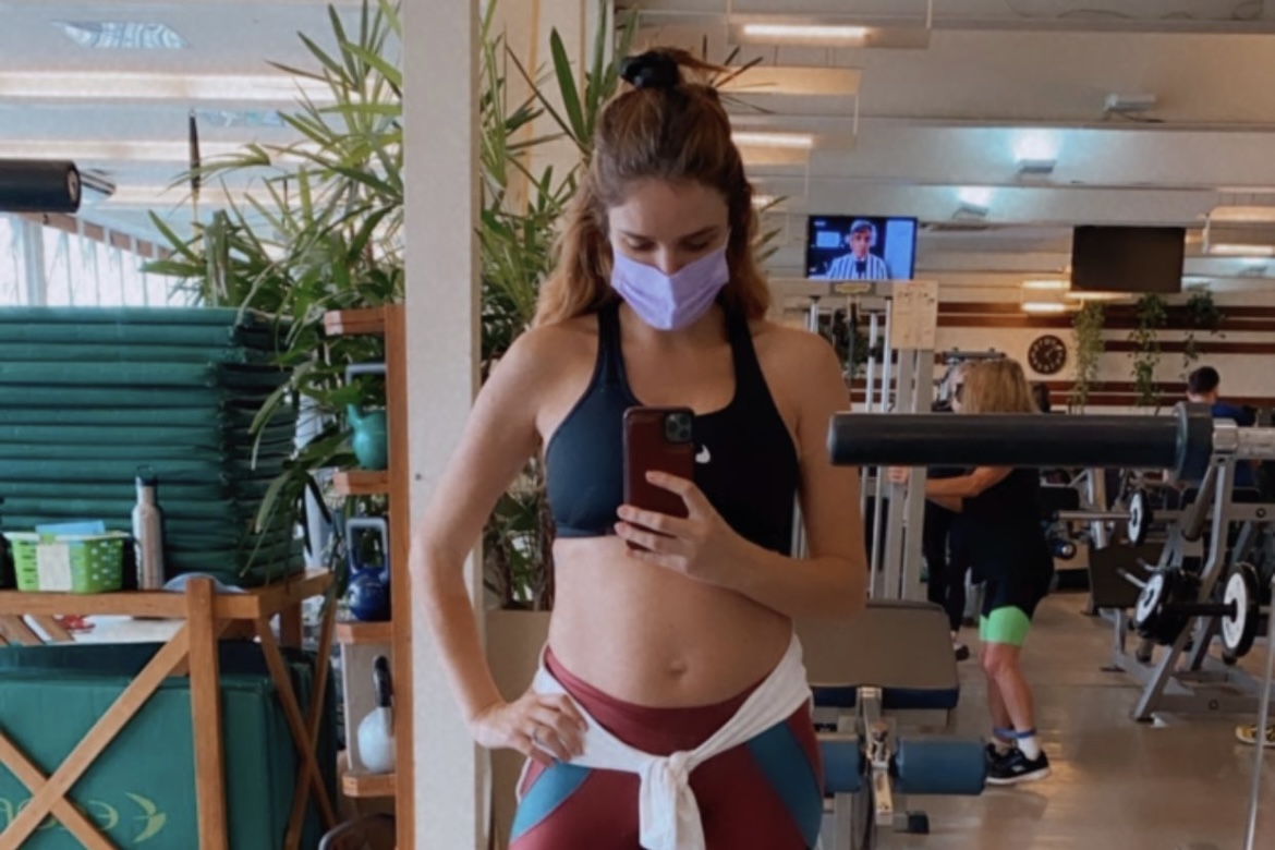 Rafa Brites exibe barriguinha de gravidez em dia de treino