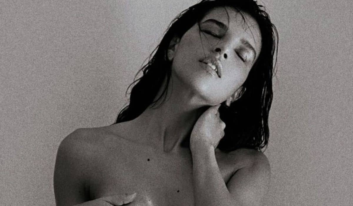 Mariana Rios encanta os fãs ao posar de topless: 'gata'