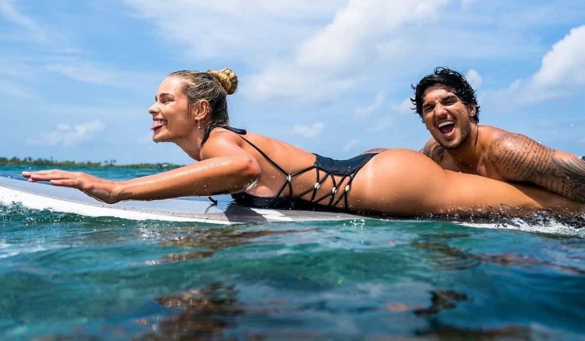Yasmin Brunet exibe habilidades no surfe com Gabriel Medina