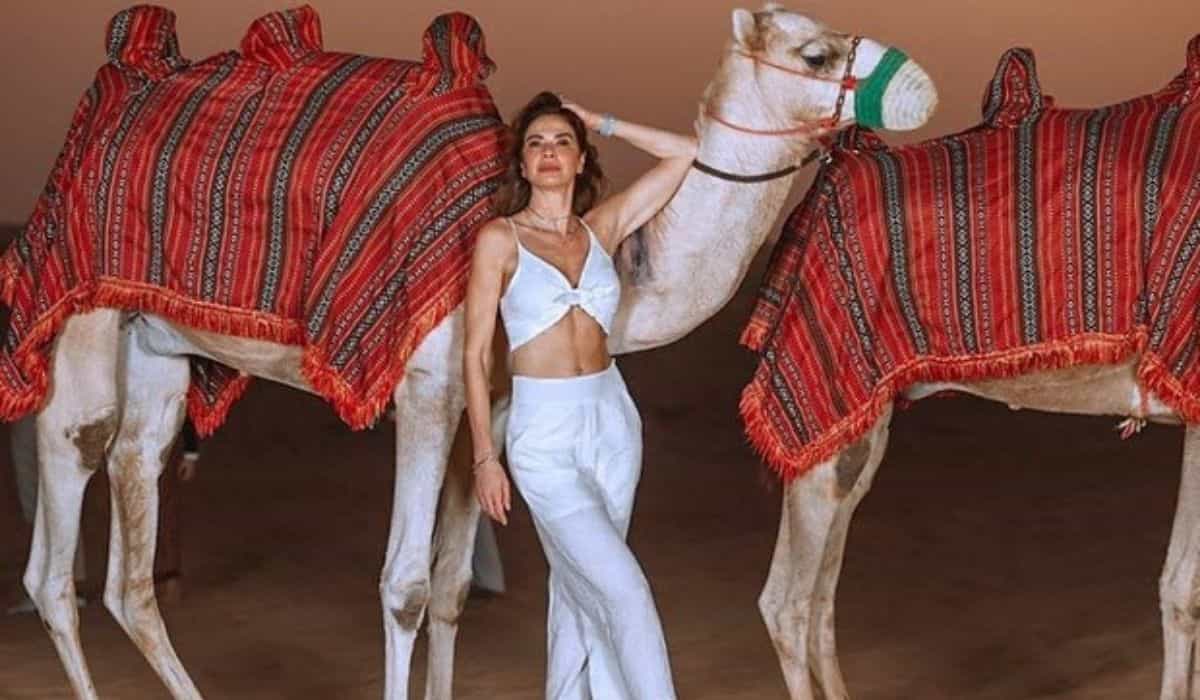 Luciana Gimenez posa com camelos em viagem pelo deserto de Dubai