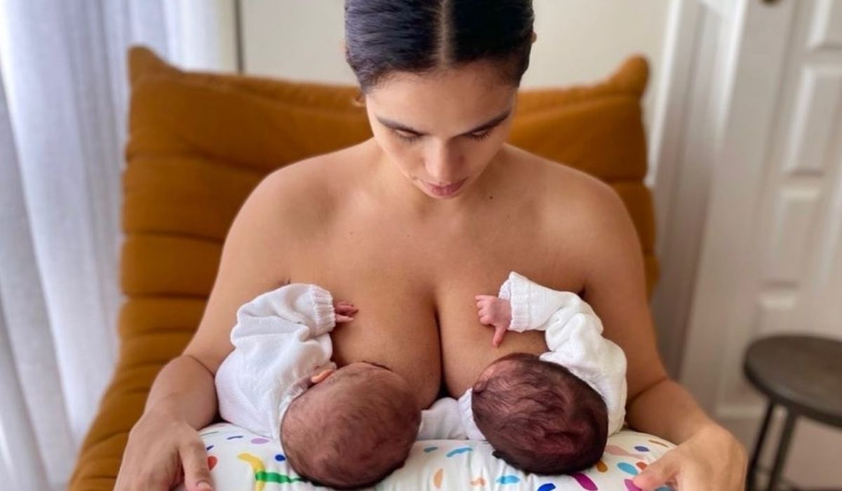 Nanda Costa posa amamentando filhas gêmeas: 'de 3 em 3 horas'