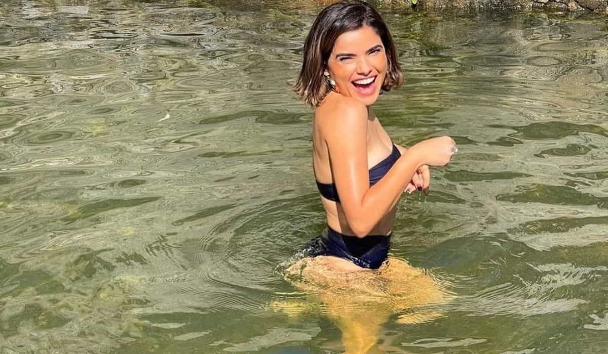 Vanessa Giacomo posa em piscina: 'plenitude de quem tentou sereiar'