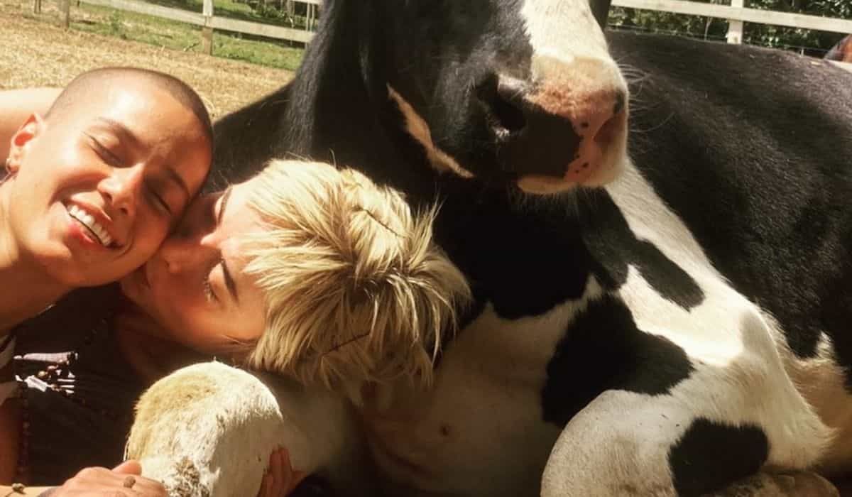 Maria Casadevall posa com a namorada ao lado de uma vaca