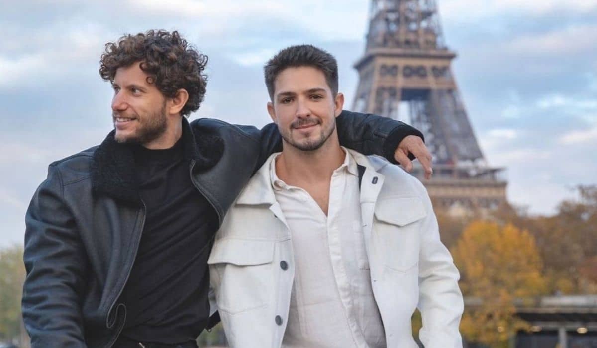 Igor Cosso posa com o namorado em viagem romântica por Paris